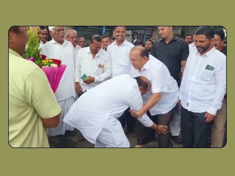 Bidri Sakhar Karkhana election K P Patil meet Kolhapur guardian minister and leader of the alliance Hasan Mushrif Bidri Sakhar Karkhana : विजयी गुलाल लागला अन् के. पी. पाटलांनी मुश्रीफांचे पाय धरले; बिद्रीच्या फडात मुश्रीफ-बंटी पाटलांची निर्णायक साथ!