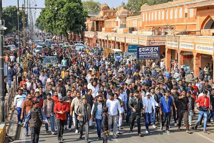 Rajasthan and Jaipur sukhdev singh news: karni sena supporters stage dharna vasundhara raje diya kumari demand high level inquiry સુખદેવસિંહના મર્ડર પર બબાલ, હૉસ્પીટલની બહાર ધરણાં પર બેસ્યાં સમર્થકો, વસુંધરા, દીયા કુમારી પણ સમર્થનમાં....