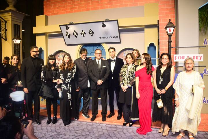 'দ্য আর্চিস' ছবির হাত ধরেই অভিনয়ে হাতেখড়ি হচ্ছে অমিতাভ বচ্চনের নাতি, শ্বেতা বচ্চনের ছেলে অগস্ত্য নন্দর। এদিন ছবির প্রিমিয়ারে হাজির ছিল গোটা বচ্চন পরিবার।