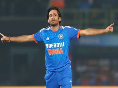 Indias Ravi Bishnoi Becomes No. 1 T20I Bowler Dethrones Rashid Khan ICC Rankings:  நம்பர் 1 T20 பவுலர்: ஆப்கானிஸ்தான் வீரரை பின்னுக்குத் தள்ளி முதல் இடத்தை பிடித்த இந்திய வீரர்!