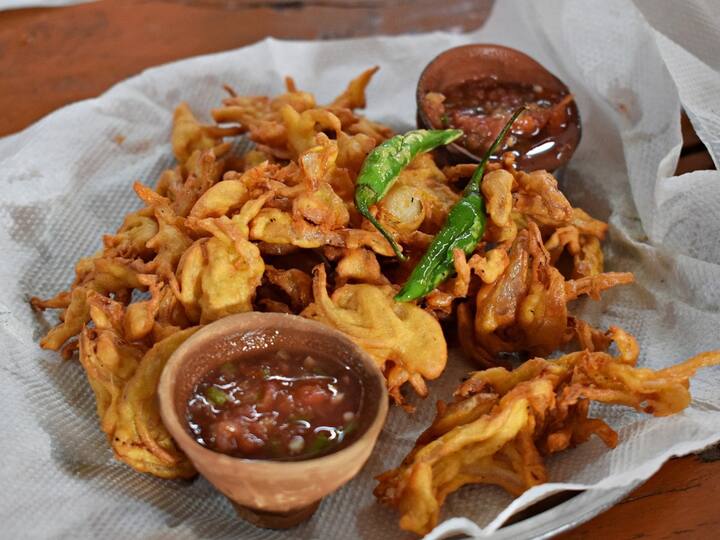 Potato Onion Pakoda Recipe : மழைக்கால குளிருக்கு காரசாரமான ஸ்நாக்ஸ் சாப்பிட வேண்டுமா..? இந்த உருளைக்கிழங்கு வெங்காய பக்கோடாவை இன்றே ட்ரை செய்யுங்கள்..!