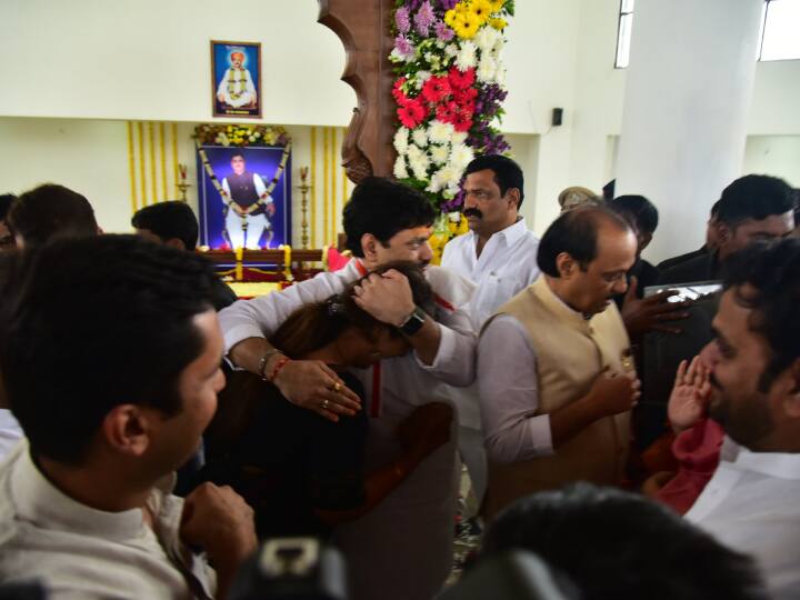 Pankaja Munde and Dhananjay Munde Hug Viral Image dispute over Maharashtra government Shasan Applya Daari Maharashtra: गले मिलने के बाद थपथपाई बहन की पीठ, पंकजा मुंडे और धनंजय के बीच खत्म हुआ विवाद? तस्वीर वायरल
