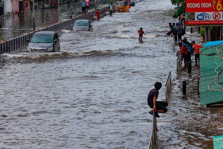 உங்களுக்கு தெரிந்திருந்தால் உங்கள் காரின் பேனட்டை திறந்து இரண்டு பேட்டரி ட்ர்மினல்களையும் ஸ்பேனர் கொண்டு கழற்றிவிடுங்கள்.