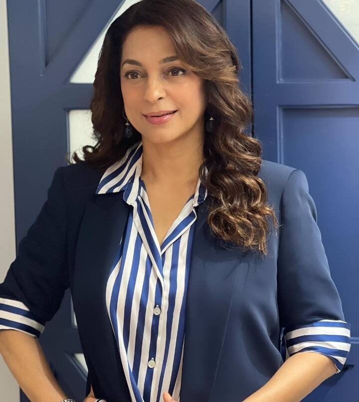 जुही चावला ने भी हिट फिल्म दिल तो पागल हैं में निभाए करिश्मा कपूर के रोल को रिजेक्ट कर दिया था.