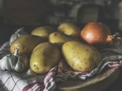 Potato Onion Pakoda Recipe : 5 நிமிடம் போதும்..காரசாரமான மொறுமொறு ஸ்நாக்ஸை வீட்டிலேயே செய்யலாம்!