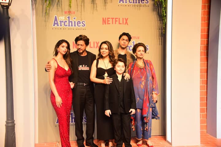 'द आर्चीज'च्या प्रीमियरदरम्यानचे शाहरुखचे कुटुंबियांसोबतचे फोटो सध्या सोशल मीडियावर व्हायरल होत आहेत.