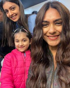 Mrunal Thakur Photos : ’ஹாய் நான்னா’ திரைப்படத்தின் பிடிஎஸ் புகைப்படங்களை பகிர்ந்த நடிகை மிருனாள் தாக்கூர்..!