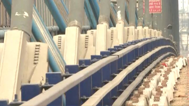 হুগলি রিভার ব্রিজ কমিশনের তত্ত্বাবধানে সেতুর রোপ পরিবর্তনের কাজ শুরু হয়েছে। তার জেরে, গতকাল রাত থেকেই সেতুতে যান নিয়ন্ত্রণ করা হচ্ছে।