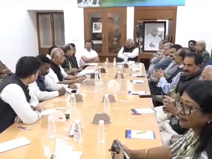 India alliance meeting on call of Congress TMC keeps distance Know leaders of which parties attended I.N.D.I.A. Meeting: कांग्रेस के बुलावे पर इंडिया गठबंधन की बैठक, टीएमसी ने बनाई दूरी, किन दलों के नेता हुए शामिल?