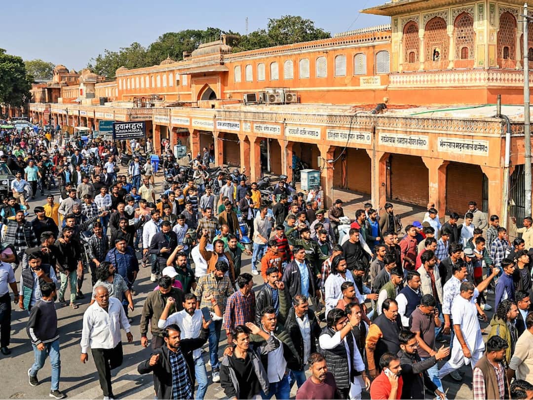 Karni Sena President Murder: Protests End With Suspension Of 2 Cops, Last Rites Today Karni Sena President Sukhdev Singh Gogamedi Murder Protests End With Suspension Of 2 Cops Last Rites On Thursday Karni Sena President Murder: Protests End With Suspension Of 2 Cops, Last Rites Today