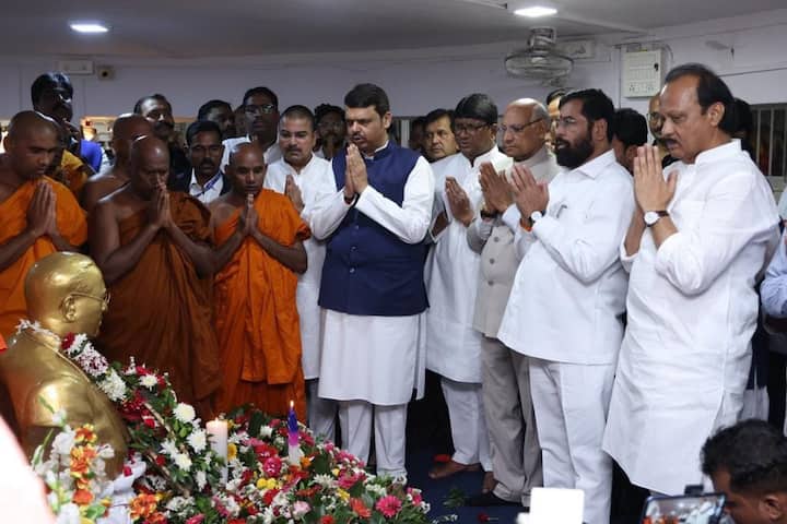 डॉ. बाबासाहेब आंबेडकर यांच्या महापरिनिर्वाण दिनानिमित्त आज मुंबई शहर आणि उपनगरामध्ये शासकीय सुट्टी जाहीर करण्यात आली आहे. ( Photo Credit : Twitter/@mieknathshinde )