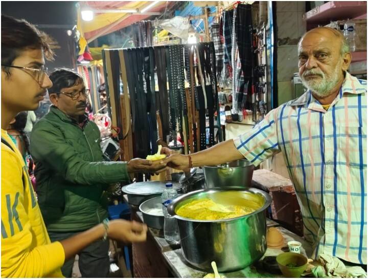 Varanasi: इन दिनों बनारस में खौलते दूध और ओस की मदद से तैयार की जाने वाली मलाइयो की धूम देखी जा रही है. बनारस की मशहूर मलइयों की दुकान पर लोगों की भारी भीड़ उमड़ रहीं है.