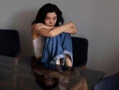 Schizophrenia: અલગ જ દુનિયામાં રહે છે આ બિમારીના દર્દીઓ, લોકોથી દુર એકલા જ જીવે છે જિંદગી