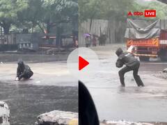 Video: चेन्नई में भारी बारिश के बाद सड़क पर मछली पकड़ते दिखा शख्स, इंटरनेट पर वायरल हुआ ये वीडियो