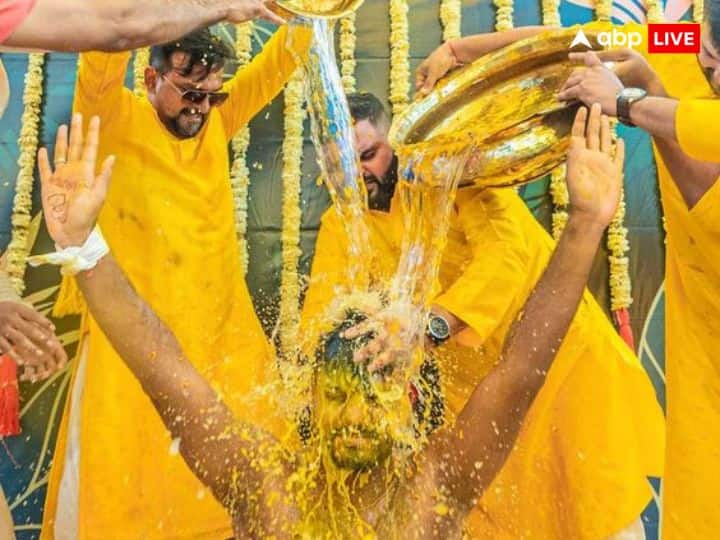 शादी में लगी हल्दी दुल्हा-दुल्हन के लिए सौभाग्य का प्रतीक है. ऐसा माना जाता है कि इस हल्दी के बाद से उनके नए जीवन की शुरुआत होती है, इसीलिए हल्दी को शुभ माना जाता है.