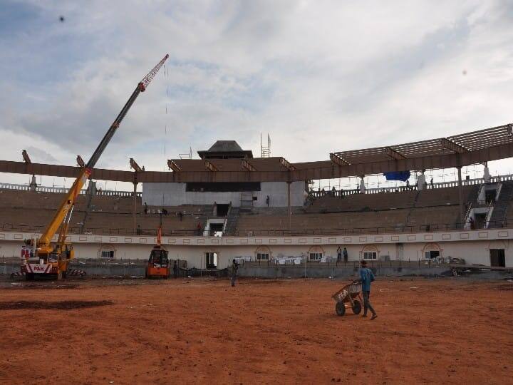 அலங்காநல்லூர் அருகே கீழக்கரை பகுதியில் பிரம்மாண்ட ஜல்லிக்கட்டு விளையாட்டு மைதானத்தின் பணி ஜனவரியில் நிறைவு.