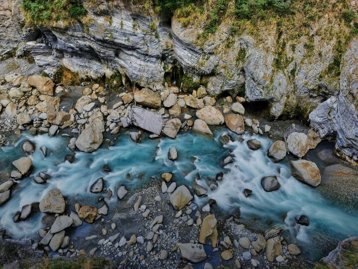 कुछ आंकड़ों के अनुसार यहाँ का भूमिगत जल भी जल्दी ही खत्म हो जायेगा. यह एक दिलचस्प बात है कि सऊदी अरब में समुद्र के पानी को पीने योग्य बनाकर इस्तेमाल किया जाता है. हालांकि यह प्रक्रिया बहुत ही महंगी है. सऊदी अरब नदी न होने के बाद भी दो ओर से समुद्र से घिरी है. इसके पश्चिम में जहां लाल सागर और पूरब में फारस की खाड़ी से घिरा हुआ है. इनका दोनों समुद्र का बहुत ही व्यापारिक महत्व है.लाल सागर के रास्ते होकर ही स्वेज नहर पड़ती है.