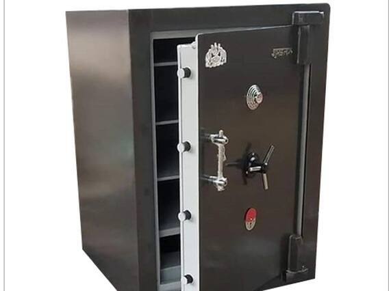 શાસ્ત્રો અનુસાર ઘરના લિવિંગ રૂમની ચાવી રાખવી શુભ નથી, કારણ કે તે બહારથી આવતા લોકોની નજર સામે આવે છે. જેના કારણે જીવનમાં એક પછી એક સમસ્યાઓની હારમાળા આવે છે.