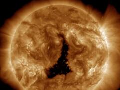 सूर्य में हुआ पृथ्वी से 60 गुना बड़ा छेद, वैज्ञानिकों ने जताई सौर तूफ़ान की आशंका