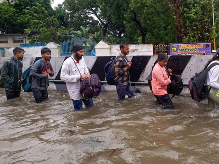 Cyclone Michaung: બંગાળની ખાડીમાંથી ઉદ્દભવેલા ચક્રવાતી તોફાન મિચાઉંગે દક્ષિણ ભારતના બે રાજ્યો તમિલનાડુ અને આંધ્રપ્રદેશમાં તબાહી મચાવી છે. ભારે વરસાદના કારણે પૂર જેવી સ્થિતિ સર્જાઈ છે.