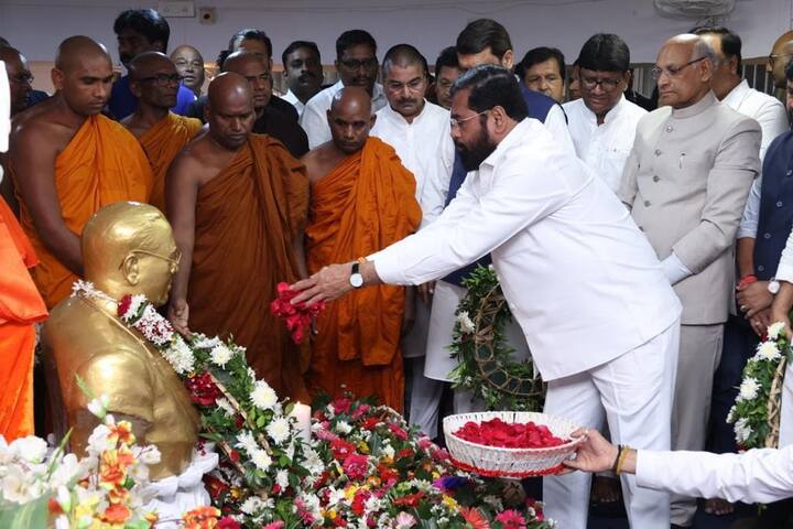 इतकंच नव्हे तर त्यांना 'भारतीय राज्यघटनेचे जनक' म्हणूनही ओळखलं जातं. अर्थशास्त्रात डॉक्टरेट मिळवणारे आंबेडकर हे पहिले भारतीय होते. ( Photo Credit : Twitter/@mieknathshinde )