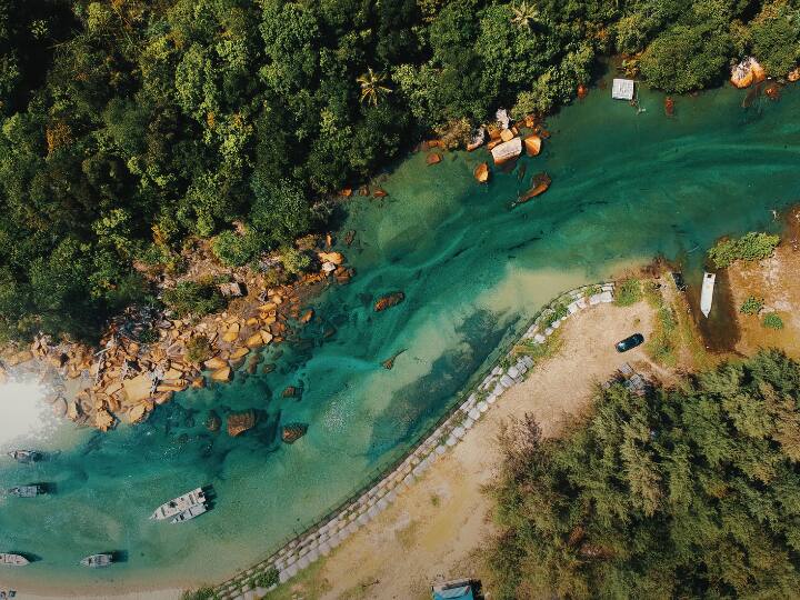 सऊदी अरब विश्व के नक्शे पर एक ऐसा देश है जहां एक भी नदी या झील भी नहीं है. लेकिन फ़िर भी वह सम्पन्न देशों में शुमार है. यहाँ तक की सऊदी अरब में बारिश भी न के बराबर यानी प्रतिवर्ष सिर्फ एक से दो दिन ही होती है. बारिश न होने से भूमिगत जल भी रिचार्ज नहीं हो पाता.