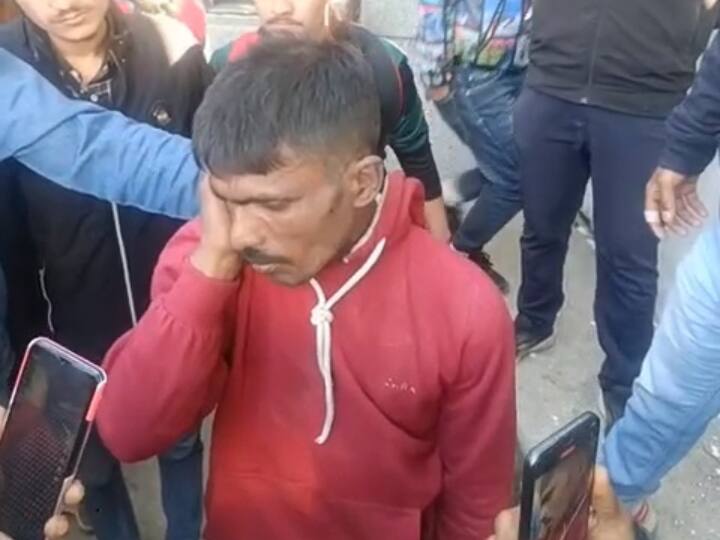 uttarakhand dehradun Mob beats young man on charges of child theft viral video ann Uttarakhand News: देहरादून में बच्चा चोरी करने वाले युवक को दबोचा, स्थानीय लोगों ने पिटाई कर पुलिस को सौंपा