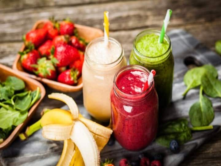 Smoothie: अगर दफ्तर की जल्दी के चलते आप सुबह तसल्ली से नाश्ता नहीं कर पाते तो आपको नाश्ते में स्मूदी ट्राई करनी चाहिए. ये जुबान को स्वाद देने के साथ साथ आपकी सेहत को भी भरपूर फायदा देगी.