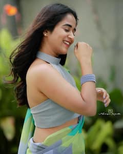 Deepthi Sunaina Photos : గలగలపారుతున్న గోదారిలా ఫోజులిచ్చిన దీప్తి సునయన