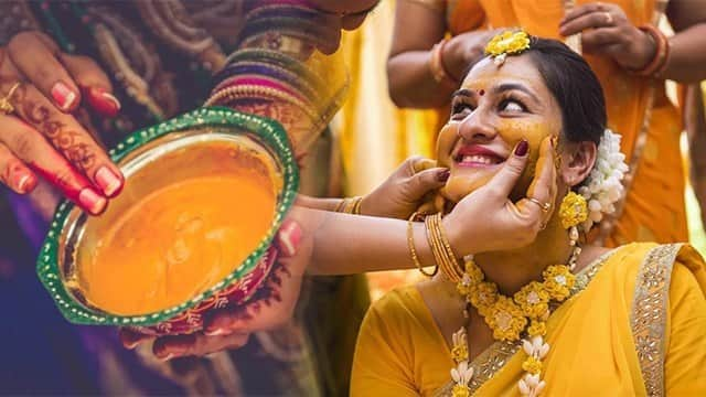 Wedding Rituals: હિંદુ ધર્મમાં લગ્ન પહેલા પીઠીનું ખૂબ મહત્વ છે. લગ્ન પહેલા વર-કન્યાને પીઠી લગાવવામાં આવે છે.એવું માનવામાં આવે છે કે,  પીઠી  લગાવ્યા બાદ વર-કન્યા ઘરની બહાર નથી નીકળતા, જાણો કેમ.