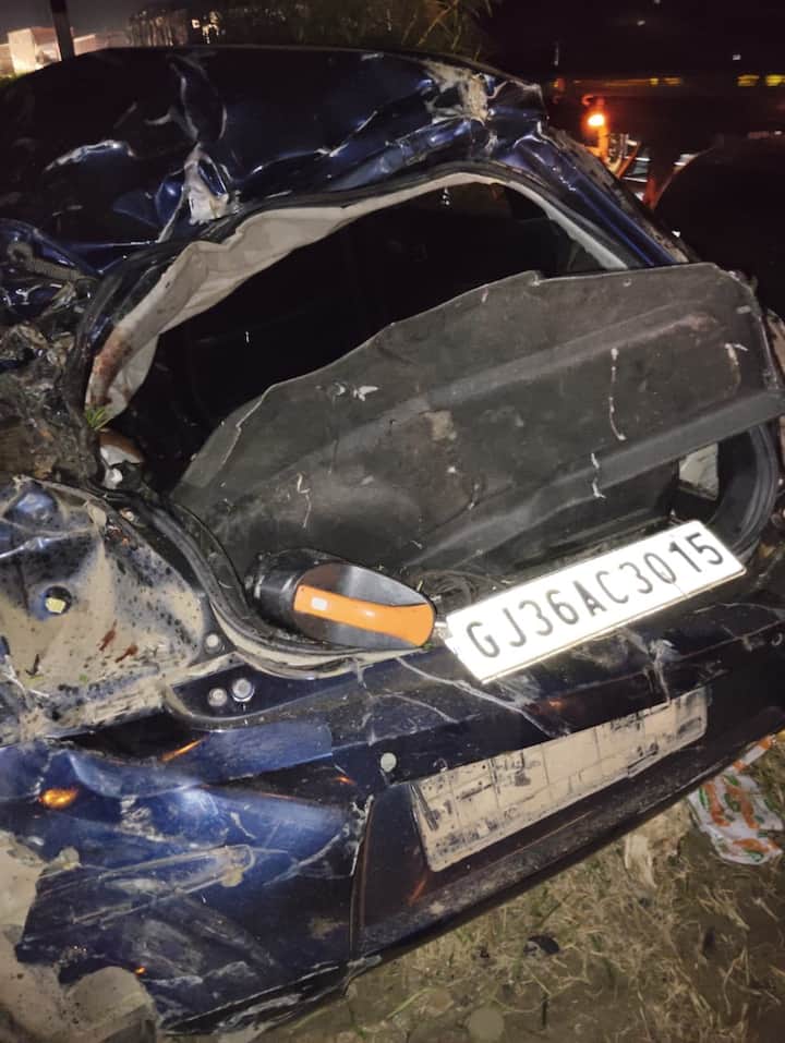 In Surendranagar, driver lost control, car collided with eicher, four killed, two injured સુરેન્દ્રનગરમાં ચાલેક કાબુ ગુમાવતા કાર આઈસર સાથે અથડાઈ, ચારના મોત, બે ઘાયલ