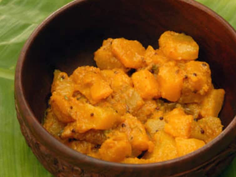 Tasty Plantain curry recipe procedure here full details Plantain Curry: வாழைக்காய் கறி! இந்த மாதிரி செய்து பாருங்க செம டேஸ்டா இருக்கும்!