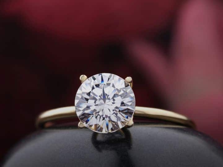 दुनिया का सबसे दुर्लभ रत्न खनिज पेनाइट है. इसका नाम इसके खोजकर्ता आर्थर सीडी पेन के नाम पर रखा गया है. हीरे से भी दुर्लभ होने की वजह से पेनाइट को हीरे से 1000 गुना दुर्लभ माना जाता है.