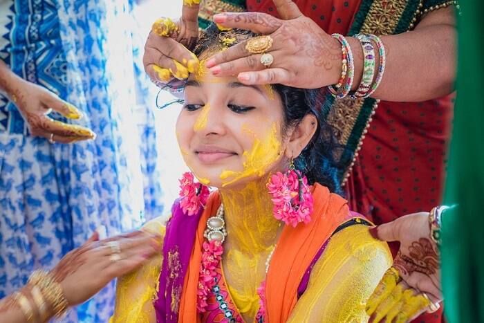 લગ્નમાં હળદર લગાવવી એ વર અને વર માટે સૌભાગ્યનું પ્રતીક છે. એવું માનવામાં આવે છે કે આ પીઠી પછી તેમના નવા જીવનની શરૂઆત થાય છે, તેથી જ હળદરને શુભ માનવામાં આવે છે