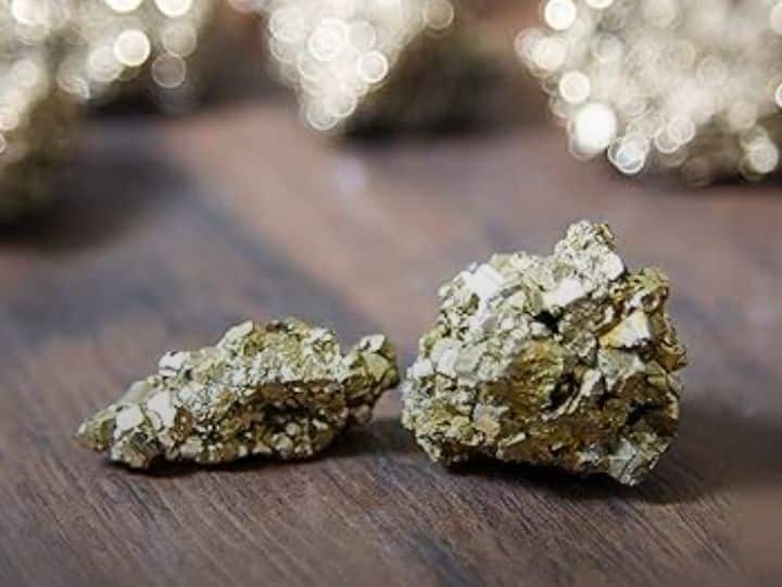 पेनाइट सबसे अधिकतम मात्रा में मध्य अफ्रीका के जिब्राल्टर नामक स्थान पर पाया जाता है. इसके अलावा, यह ब्राजील, मेक्सिको, रूस, ऑस्ट्रेलिया, अमेरिका और इंग्लैंड जैसे अन्य कई देशों में भी पाया जा सकता है, लेकिन इसकी सबसे अधिक मात्रा में उत्पादन अफ्रीका में होता है.