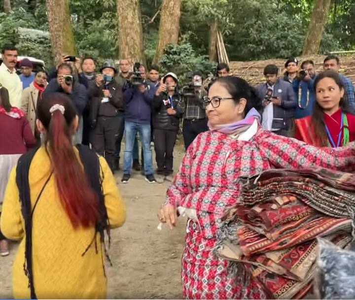 উত্তরবঙ্গ সফরে গিয়ে অন্য মেজাজে মুখ্যমন্ত্রী। চা বাগানে শ্রমিক বেশে দেখা গেল মুখ্যমন্ত্রীকে। এদিন মকাইবাড়ি চা বাগান পরিদর্শনে যান মুখ্যমন্ত্রী মমতা বন্দ্য়োপাধ্যায়। সেখানে চা বাগানে পাতা তুললেন তিনি, তাঁর পরনে ছিল চা শ্রমিকদের পোশাক।