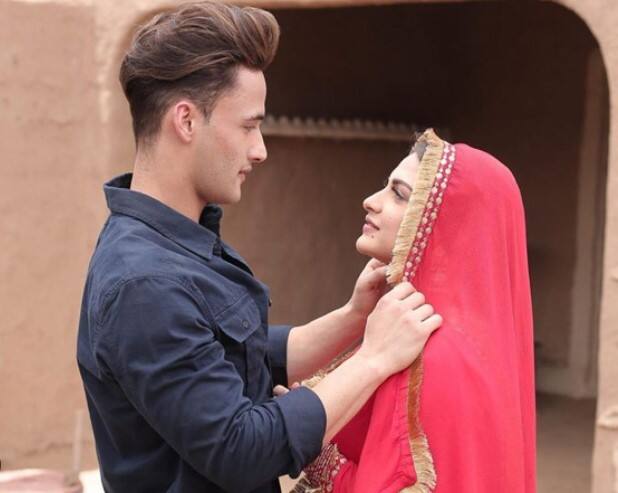 ਹਿਮਾਂਸ਼ੀ ਖੁਰਾਣਾ ਅਤੇ ਆਸਿਮ ਰਿਆਜ਼ ਦੀ ਪ੍ਰੇਮ ਕਹਾਣੀ ਬਿੱਗ ਬੌਸ 13 ਦੇ ਘਰ ਵਿੱਚ ਸ਼ੁਰੂ ਹੋਈ ਸੀ। ਦੋਵੇਂ 4 ਸਾਲਾਂ ਤੋਂ ਇੱਕ ਦੂਜੇ ਨੂੰ ਡੇਟ ਕਰ ਰਹੇ ਸਨ। ਜੋੜੇ ਨੂੰ ਅਕਸਰ ਇਕੱਠੇ ਸਮਾਂ ਬਿਤਾਉਂਦੇ ਦੇਖਿਆ ਗਿਆ ਸੀ। ਪਰ 6 ਦਸੰਬਰ ਨੂੰ ਹਿਮਾਂਸ਼ੀ ਖੁਰਾਣਾ ਨੇ ਆਸਿਮ ਨਾਲ ਬ੍ਰੇਕਅੱਪ ਦਾ ਐਲਾਨ ਕਰਕੇ ਪ੍ਰਸ਼ੰਸਕਾਂ ਨੂੰ ਹੈਰਾਨ ਕਰ ਦਿੱਤਾ। ਉਸ ਨੇ ਸਪੱਸ਼ਟ ਕਿਹਾ ਕਿ ਟੁੱਟਣ ਦਾ ਕਾਰਨ ਵੱਖ-ਵੱਖ ਧਰਮ ਸਨ।