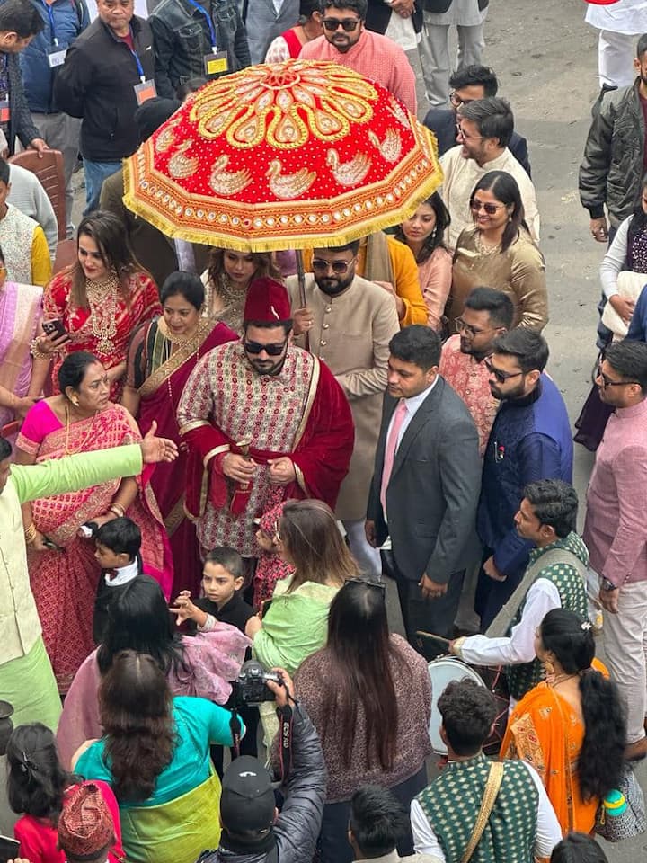 সকাল থেকেই বিয়ের অনুষ্ঠানের জন্য ছিল তুমুল ব্যস্ততা। আয়োজনে ছিলেন বহু লোক।