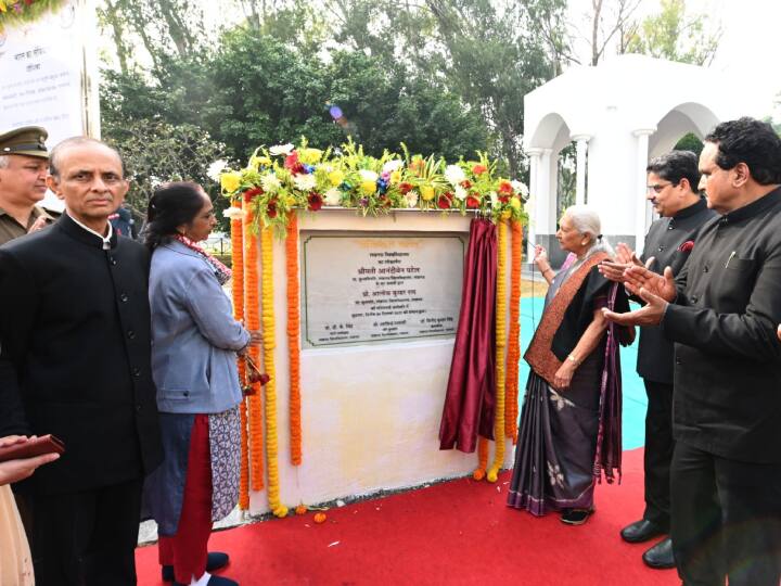 राज्यपाल आनंदीबेन पटेल ने विश्वविद्यालय परिसर में संविधान स्थल का लोकार्पण किया.