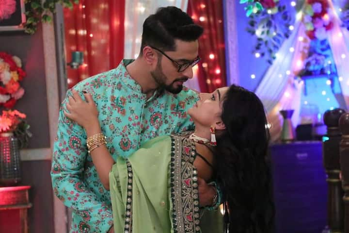 অন্যদিকে বিয়ের সিদ্ধান্ত নিয়ে প্রথম দ্বিধায় ভুগছিল আবিরও। তবে সমস্ত পরিস্থিতি বুঝে নিজের মতবদল করে সে ও বিয়েতে রাজি হয় টুম্পার সঙ্গে।