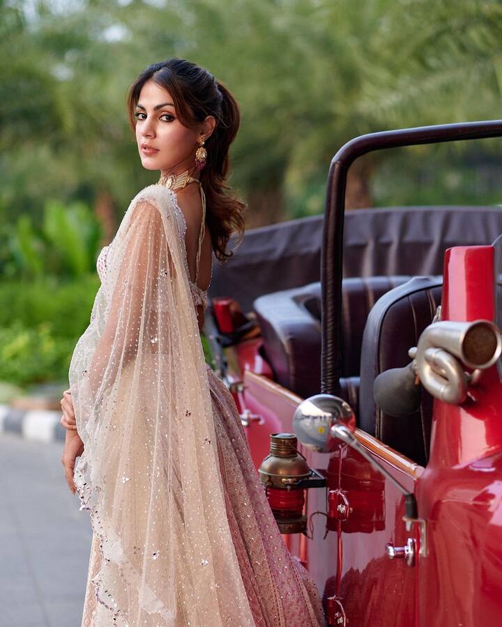 ఇండస్ట్రీలో బిజీ అవుతున్న సమయంలో హీరో సుశాంత్ సింగ్ రాజ్ పూత్ విషయంలో వివాదాస్పదం అవ్వడంతో కెరీర్ లో కష్టాలు మొదలు అయ్యాయి.