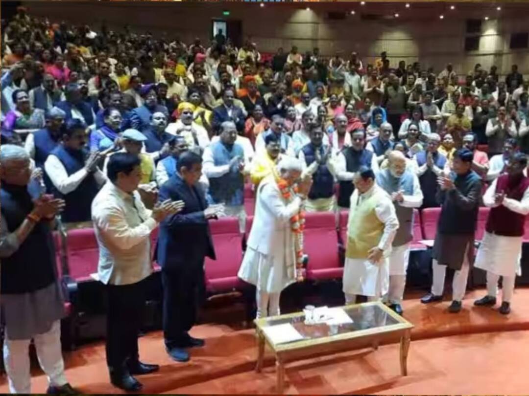 PM Modi: நாடாளுமன்றத்தில் நடந்த பாஜக கூட்டம்.. மாலை அணிவித்து பாராட்டு விழா: கையெடுத்து கும்பிட்ட பிரதமர் மோடி