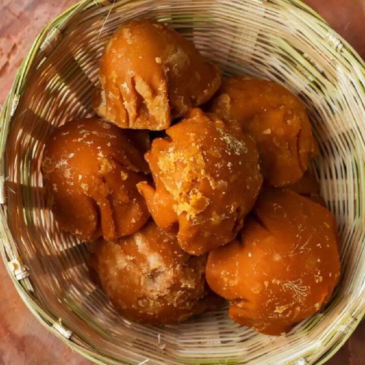 ਪਰ ਤੁਹਾਨੂੰ ਦੱਸ ਦੇਈਏ ਕਿ ਜ਼ਿਆਦਾ ਗੁੜ ਦਾ ਸੇਵਨ ਕਰਨ ਨਾਲ ਤੁਹਾਡੀ ਸਿਹਤ ਦੇ ਲਈ ਲਾਭਾਂ ਦੀ ਬਜਾਏ ਕਈ ਮਾੜੇ ਪ੍ਰਭਾਵ ਹੋ ਸਕਦੇ ਹਨ. ਆਓ, ਅਸੀਂ ਤੁਹਾਨੂੰ ਦੱਸਦੇ ਹਾਂ ਕਿ ਗੁੜ ਦੇ ਸੇਵਨ ਨਾਲ ਸਿਹਤ ਨੂੰ ਕੀ ਨੁਕਸਾਨ ਹੋ ਸਕਦਾ ਹੈ।