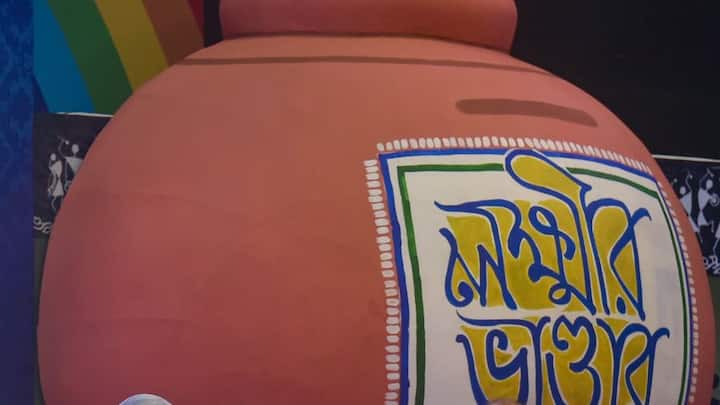 মহিলা উন্নয়ন, সুরক্ষা ও আর্থিক স্বনির্ভরতায় পশ্চিমবঙ্গ সরকারের অগ্রণী প্রকল্প লক্ষ্মীর ভাণ্ডার। ২০২১-এর ফেব্রুয়ারিতে চালু হয় এই প্রকল্প।  ২৫-৬০ বছর বয়সী মহিলারা এই প্রকল্পে রাজ্য সরকারের আর্থিক সহায়তা পাওয়ার উপযুক্ত। পশ্চিমবঙ্গ রাজ্যে বসবাসকারী যে কোনও পরিবারের মহিলা সদস্য এই সুবিধা পাবেন। ফটো - পিটিআই