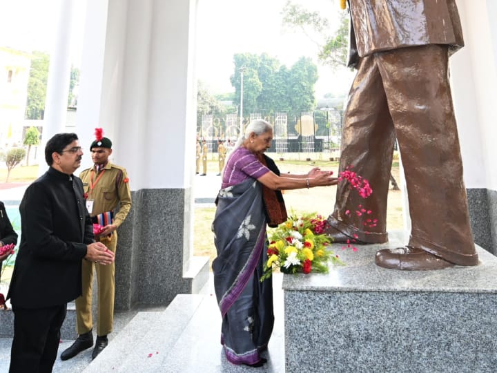 राज्यपाल ने डॉ. भीमराव रामजी आम्बेडकर के परिनिर्वाण दिवस के पर उनकी प्रतिमा पर पुष्पांजलि अर्पित की.
