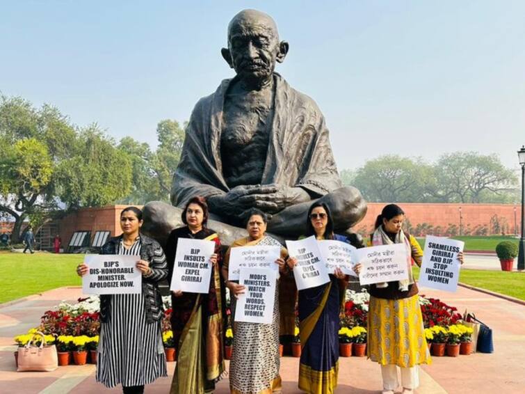 TMC MPs Protest Seeking Giriraj Singh Expulsion Over Thumka Remark Mamata Banerjee TMC MPs Protest Seeking Giriraj Singh's Expulsion Over 'Thumka' Remark On Mamata Banerjee