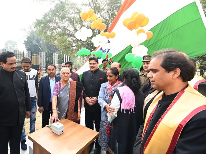 राज्यपाल ने विश्वविद्यालय में 100 फीट ऊंचे राष्ट्रीय ध्वज का ध्वजारोहण किया.