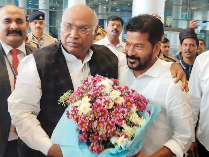 Congress party president Mallikarjun Kharge and Telangana CM-elect Revanth Reddy pose for a photo in Hyderabad. Revanth Reddy received Kharge at the airport. (Source: ABP News)
