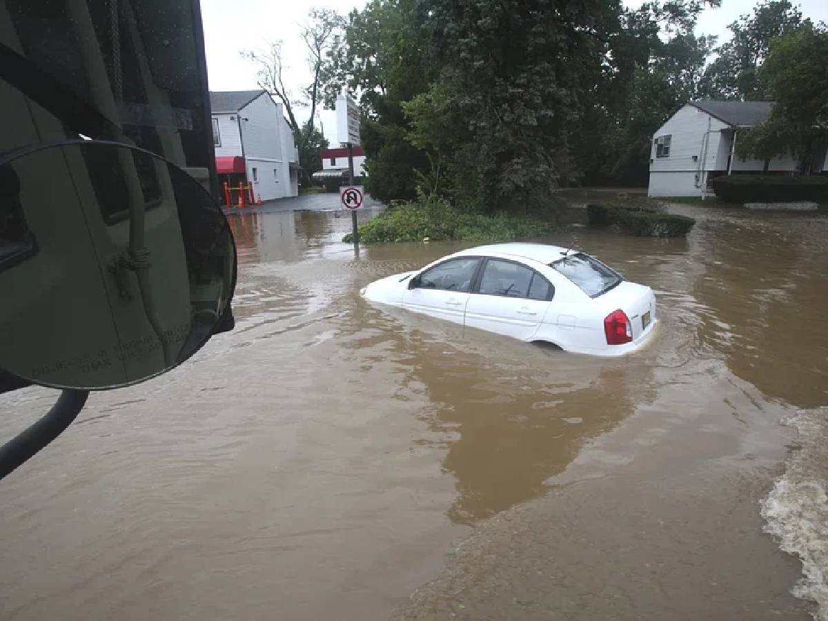 Flood Damaged Cars: செகண்ட்- ஹேண்ட் கார் வாங்கும் ஐடியா இருக்கா? வெள்ளத்தால் பாதிக்கப்பட்ட காரை கண்டுபிடிப்பது எப்படி?