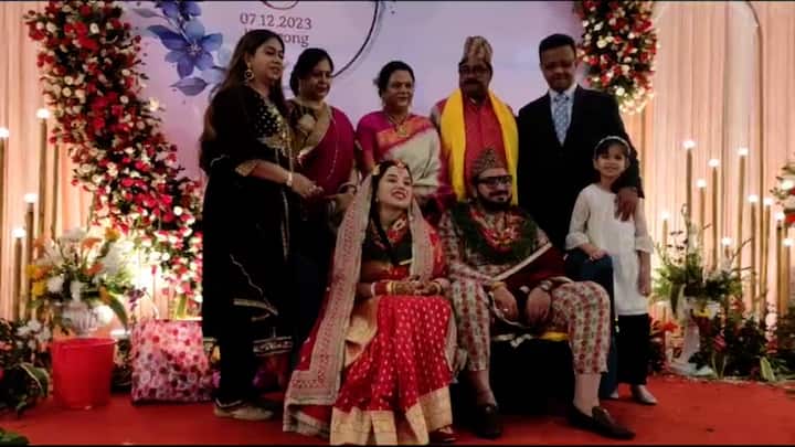 ওই অনুষ্ঠানে যোগ দিতে আগেই পৌঁছেছিলেন অভিষেক বন্দ্যোপাধ্যায়। এদিন সস্ত্রীক বিয়ের অনুষ্ঠানে ছিলেন তিনি।